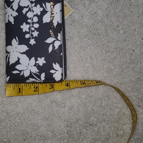 Bundled sale Michael kors purse and wallet - Picture 14 of 15